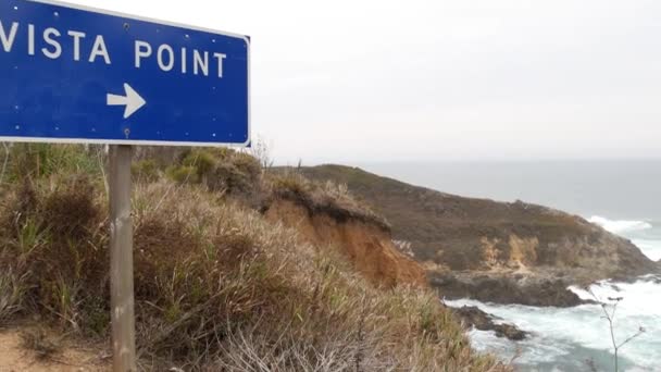 Verkeerstekens. Californië schilderachtige Pacifische kust cabrillo snelweg door de oceaan — Stockvideo