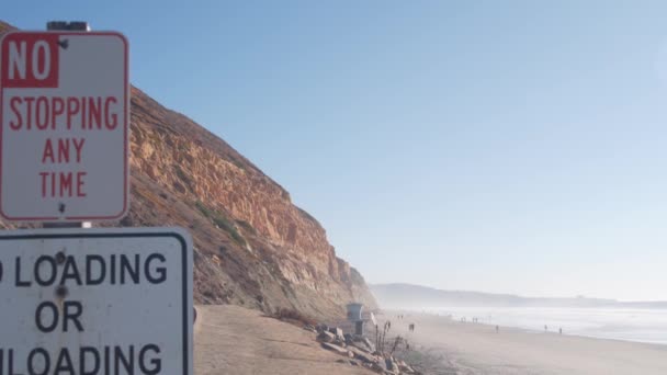 陡峭的悬崖，岩石或悬崖，加利福尼亚海岸。走在托里松树海滩上的人 — 图库视频影像