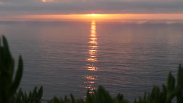 劇的な夕日、空と雲。トーリー・パインズカリフォルニア海岸海の水 — ストック動画