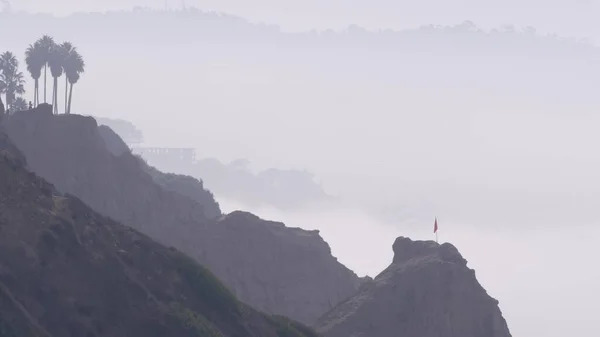 Steile Klippen, Felsen oder Steilwände, Erosion der kalifornischen Küste. Torrey Pines im Nebel. — Stockfoto