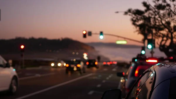 Verkeerslichten, Pacific Coast Highway, Californië. Weg reis langs de oceaan in de schemering — Stockfoto