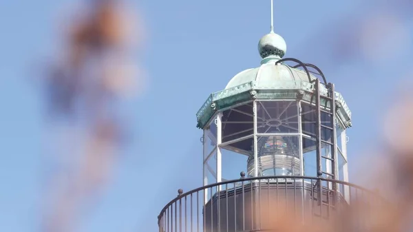 Vintage lighthouse tower, retro light house, old fashioned beacon, fresnel lens. — Stock Photo, Image