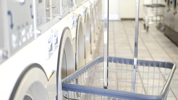 Washing machines, public coin laundry, USA. Self-service laundromat, laundrette. — Stock Photo, Image