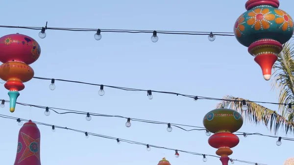 Décor mexicain coloré pour les vacances, carnaval, fête ou fiesta. Guirlande suspendue. — Photo