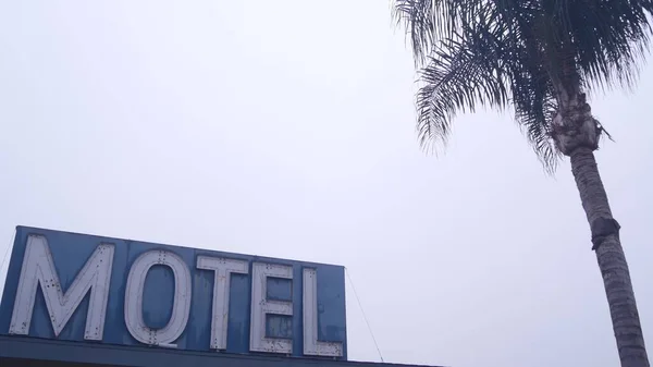 Značka motelu nebo hotelu, mlhavé počasí Kalifornie, USA. Palmy. — Stock fotografie