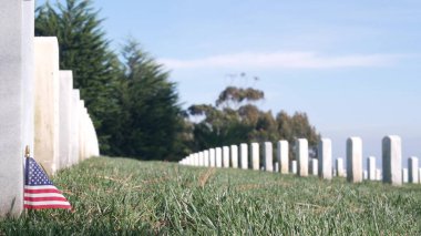 Mezar taşları ve Amerikan bayrağı, ABD 'deki ulusal askeri mezarlık..