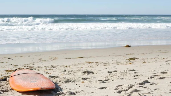 Szörfdeszka szörfözéshez a tengerparti homokon, Kalifornia partjainál, USA. Óceánhullámok. — Stock Fotó
