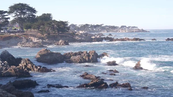 Plage océanique escarpée rocheuse, vagues de mer s'écrasant sur le rivage, côte californienne de Monterey — Photo