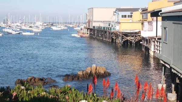 Casas de madera sobre pilotes, puerto de la bahía del océano. Old Fishermans Wharf. Monterey Marina —  Fotos de Stock