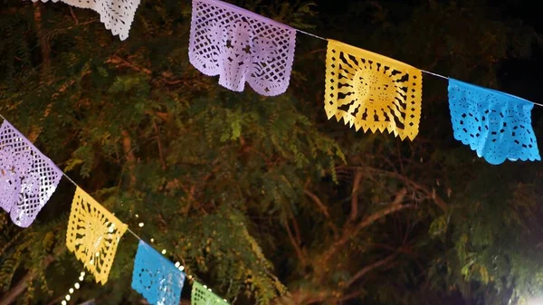 Guirlande Papel Picado, drapeaux perforés en papier. Fête mexicaine ou fiesta. — Photo