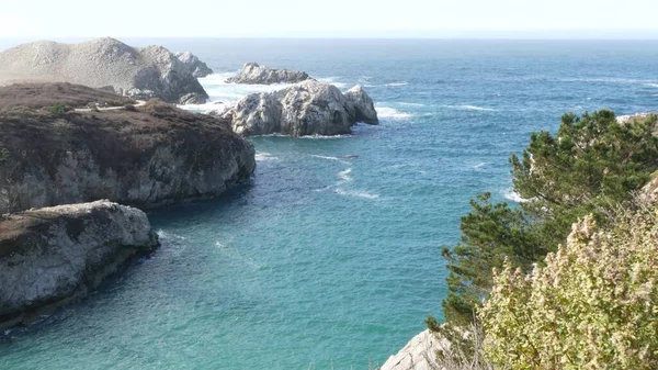 Falaise rocheuse de falaise, plage océanique, Point Lobos, côte californienne. Vagues s'écrasant. — Photo