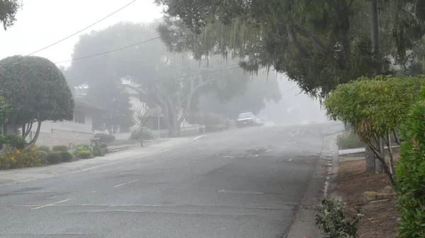 Külvárosi lakókörzet utca, ködös ködös út esős időjárás, Kalifornia — Stock Fotó