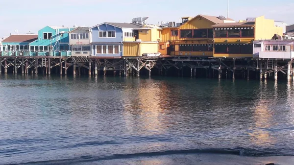 Renkli ahşap evler kazık ya da sütun, Eski Balıkçılar İskelesi, Monterey Körfezi.