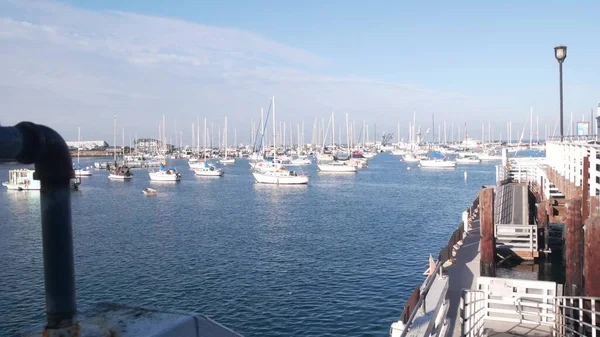 Yates en puerto o bahía, Puerto deportivo de Monterey, Old Fishermans Wharf, costa de California — Foto de Stock