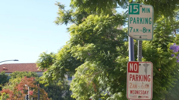 Green parking and red no parking road sign on city street in California, EUA. — Fotografia de Stock