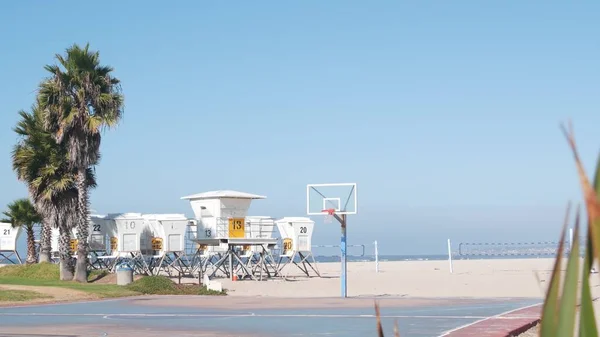 Palmeiras e campo de esportes de basquete ou quadra na praia, costa da Califórnia, EUA. — Fotografia de Stock