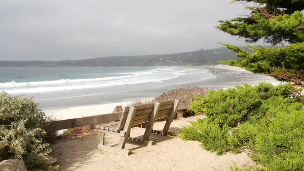 Prázdná dřevěná lavička, odpočívat na pěšině. Oceán pláž, Kalifornie pobřeží, stromy — Stock fotografie