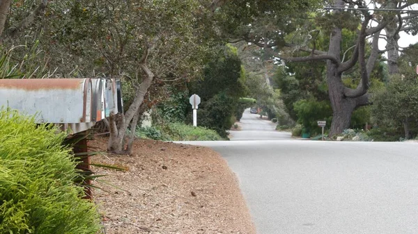 California 'nın banliyö semt sokağı, ABD. Dropbox posta kutusu veya posta kutusu