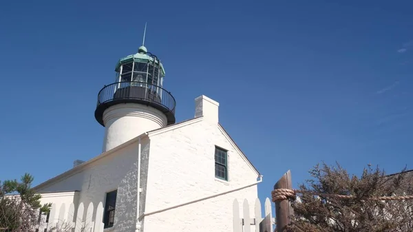 Винтажная башня маяка, ретро-светильник, классический белый маяк. — стоковое фото
