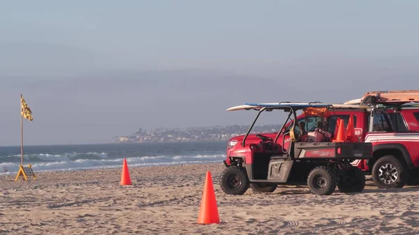 Salvavidas camioneta roja, salvavidas automático en la arena, California playa del océano EE.UU.. — Foto de Stock