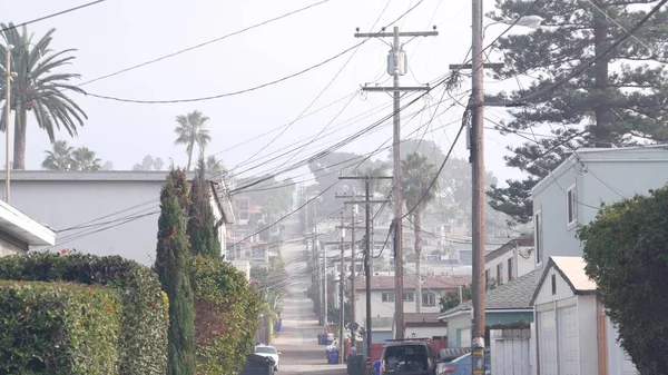 Linee elettriche o fili su pali California city street, USA. Fornitura di elettricità. — Foto Stock