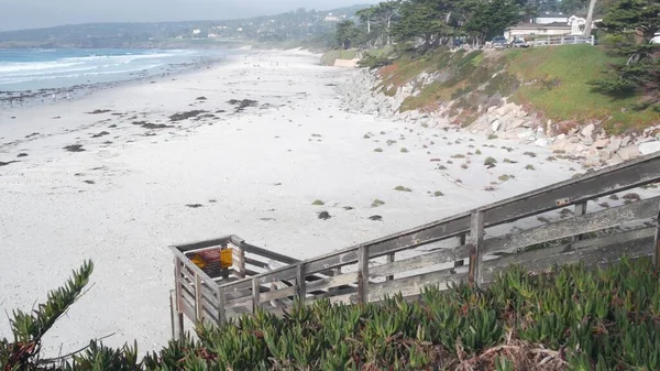Praia de areia oceânica, costa da Califórnia, ondas de água do mar a cair. Escadas ou escadas — Fotografia de Stock