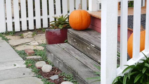 Citrouille décor d'Halloween en face de la porte dans la cour. Jack o lanterne sur les escaliers. — Photo