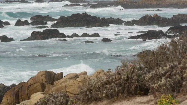 Kayalık okyanus kıyıları, kayalara vuran deniz dalgaları, Monterey California