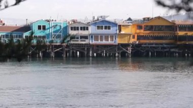 Renkli ahşap evler kazık ya da sütun, Eski Balıkçılar İskelesi, Monterey Körfezi.