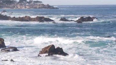 Kayalık okyanus sahilleri, kıyıya vuran deniz dalgaları, Monterey California kıyıları.