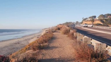 Pasifik kıyısı karayolu, Torrey Pines eyalet plajı, okyanus dalgaları, Kaliforniya kıyıları.