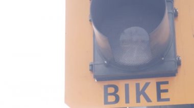 Kaliforniya 'da bisikletçiler için trafik ışığı sinyali. Bisiklet yolu geçiyor.