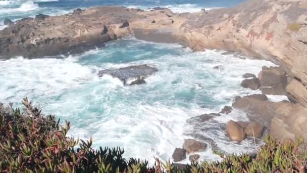 Rotsachtige klif, oceaanstrand, Point Lobos, Californische kust. Golven storten neer. — Stockvideo