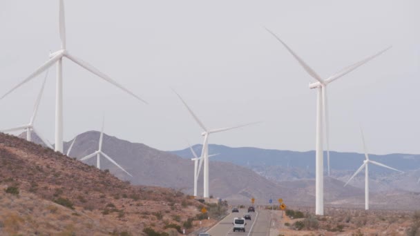 Větrné mlýny na větrné farmě, generátory energie větrných mlýnů. Desert windfarm, USA. — Stock video