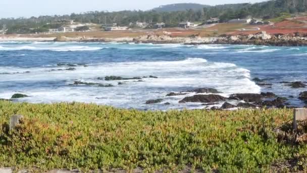 17 millas en coche, Monterey, California. Suburban bienes raíces, casas por la costa del océano — Vídeos de Stock