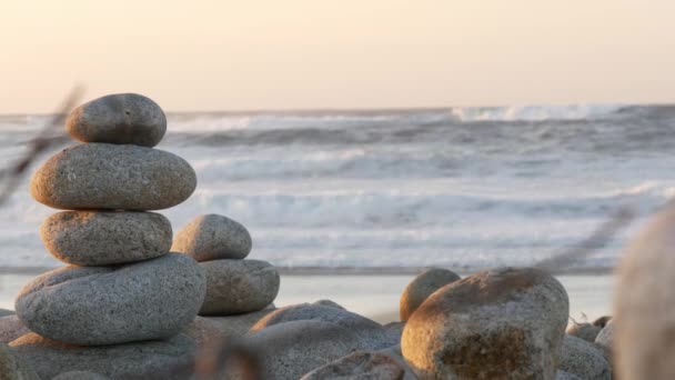 Équilibrage rocheux sur la plage de galets. Pyramide piles de pierres, côte de l'océan, eau de mer — Video