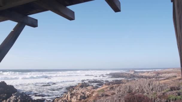 Grande onda do mar bater, praia escarpada rochosa, costa oceânica da Califórnia, alcova gazebo — Vídeo de Stock