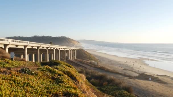 太平洋海岸高速公路上的大桥，托里 · 派恩海滩落日，加利福尼亚公路之旅 — 图库视频影像