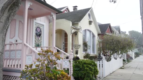 Alte Häuser im viktorianischen Stil, historisches Monterey, Kalifornien. Kolonialarchitektur — Stockvideo