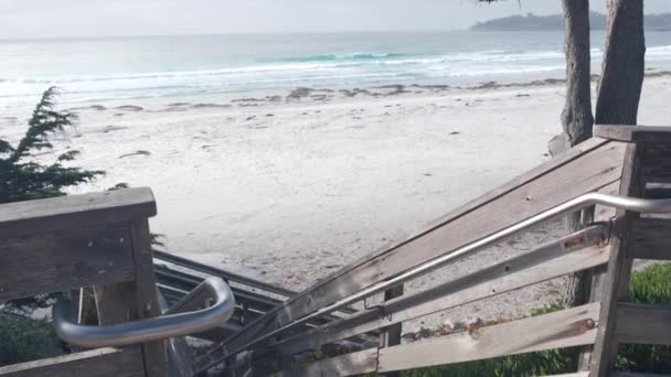 Океанский песчаный пляж, Калифорнийское побережье, крушение морской волны. Лестница или лестница — стоковое видео