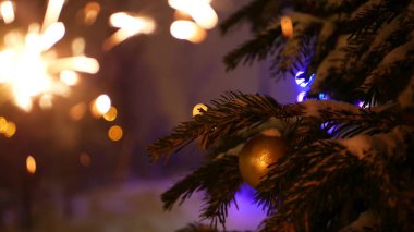 Karda Noel ağacı, havai fişeklerin yanması, yeni yıl veya Xmas Bengal ışığı