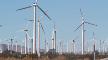 Rüzgar santralleri, rüzgar jeneratörleri. Çöl rüzgâr çiftliği, ABD.