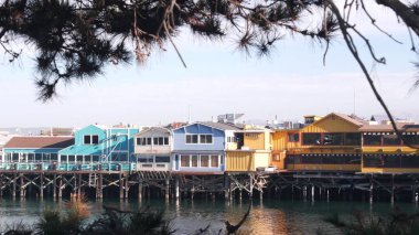 Renkli ahşap evler kazık ya da sütun, Eski Balıkçılar İskelesi, Monterey Körfezi.