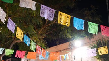 Papel picado çelengi, kağıt mendil delinmiş bayraklar. Meksika partisi ya da fiesta.