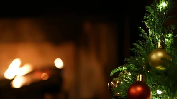 Lumières d'arbre de Noël par le feu dans la cheminée, la veille du Nouvel An ou décoration de Noël. — Photo