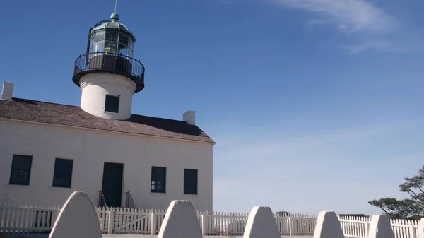 Torre del faro de la vendimia, casa de luz retro, faro blanco clásico anticuado. — Foto de Stock