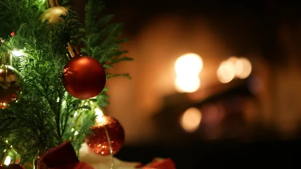 Lumières d'arbre de Noël par le feu dans la cheminée, Nouvel An ou décoration de Noël de pin. — Photo