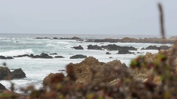 Rotsachtige grillige oceaan kust, zee water golven crashen op rotsen, Monterey California — Stockfoto