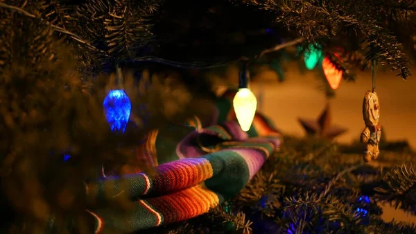 Girlandenlichter, mexikanischer Weihnachtsbaum. Weihnachten oder Neujahr Kiefer, Tanne oder Fichte. — Stockfoto