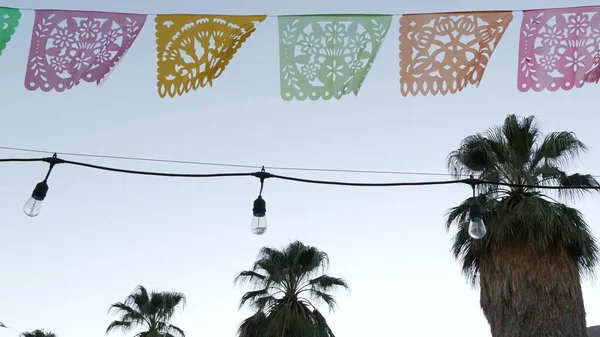 Bannière papel picado perforée mexicaine, drapeaux de festival, guirlande de papier tissu. — Photo